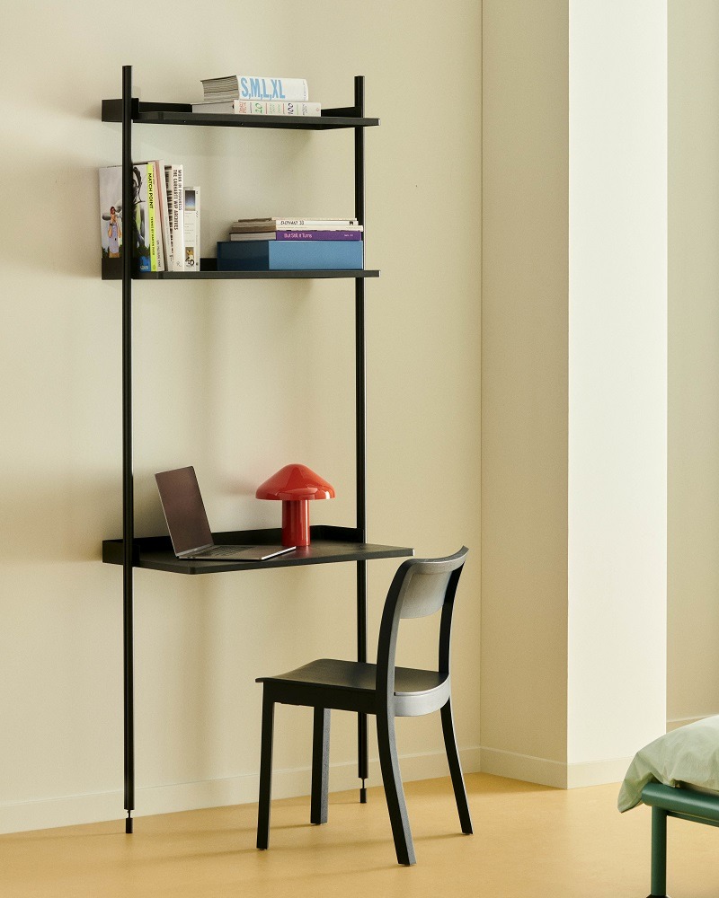 Schwarzer Pastis Chair Stuhl von Hay vor einem Regal mit Schreibtisch, modernes Möbeldesign.