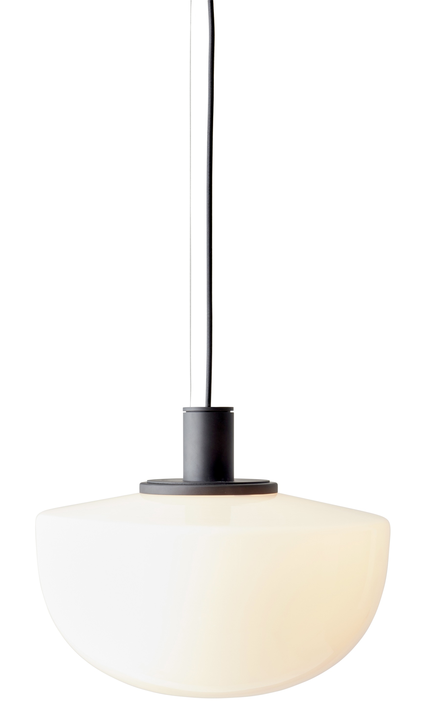 Nahaufnahme der Audo Bank Pendelleuchte mit opalweißem Glasschirm und schwarzer Aufhängung.