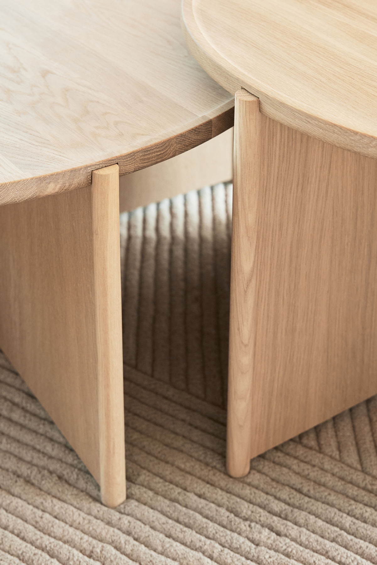 Detailaufnahme des Cling Kaffeetisches von Northern, gefertigt aus geräucherter Eiche. Modernes Design für Wohnzimmer.