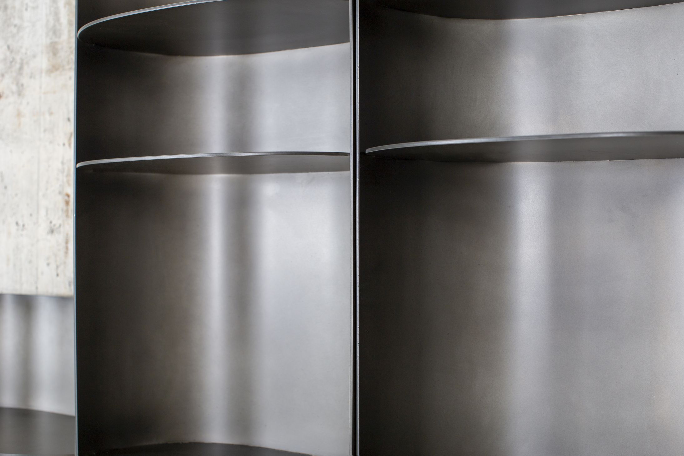 Nahaufnahme des Como Regals von Pulpo in Rauchgrau, ein modernes Metallregal mit Ablageflächen.