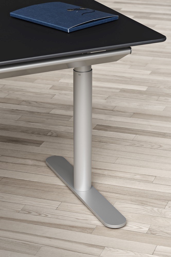 Detailaufnahme: HiLow 2 elektrisch höhenverstellbarer Tisch mit schwarzer Platte und silbernem Gestell. Ergonomischer Arbeitstisch.