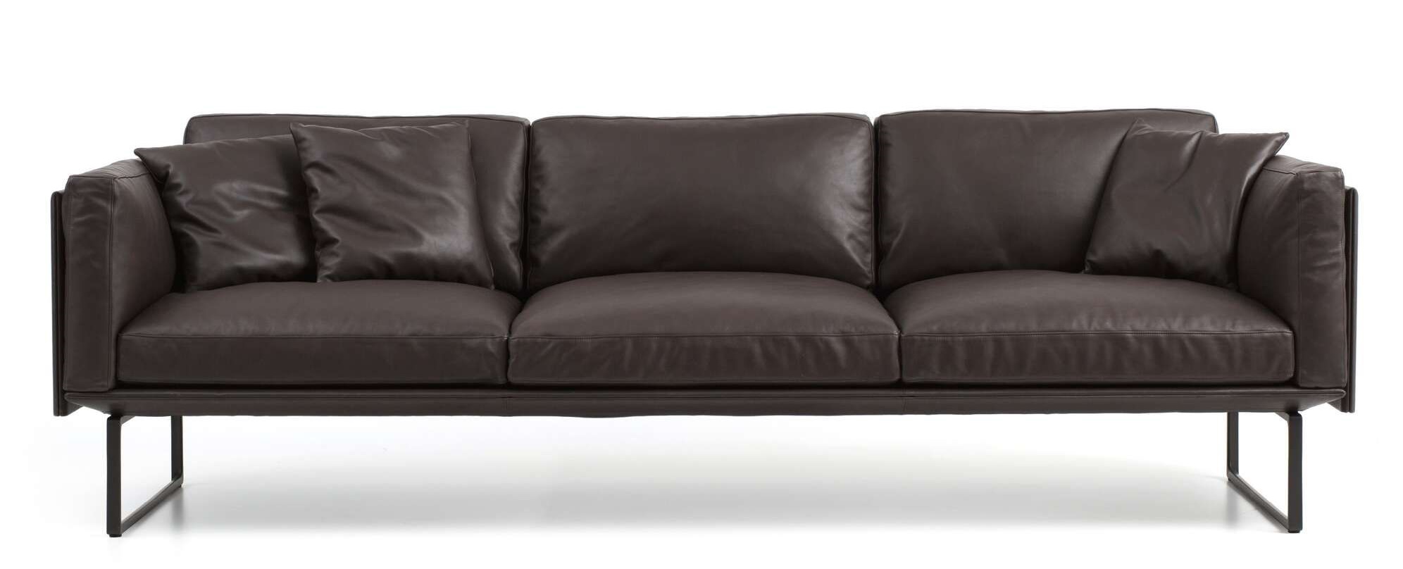 Braunes Cassina Sofa 3-Sitzer mit Lederbezug und Kissen, modernes Design für Wohnzimmer.