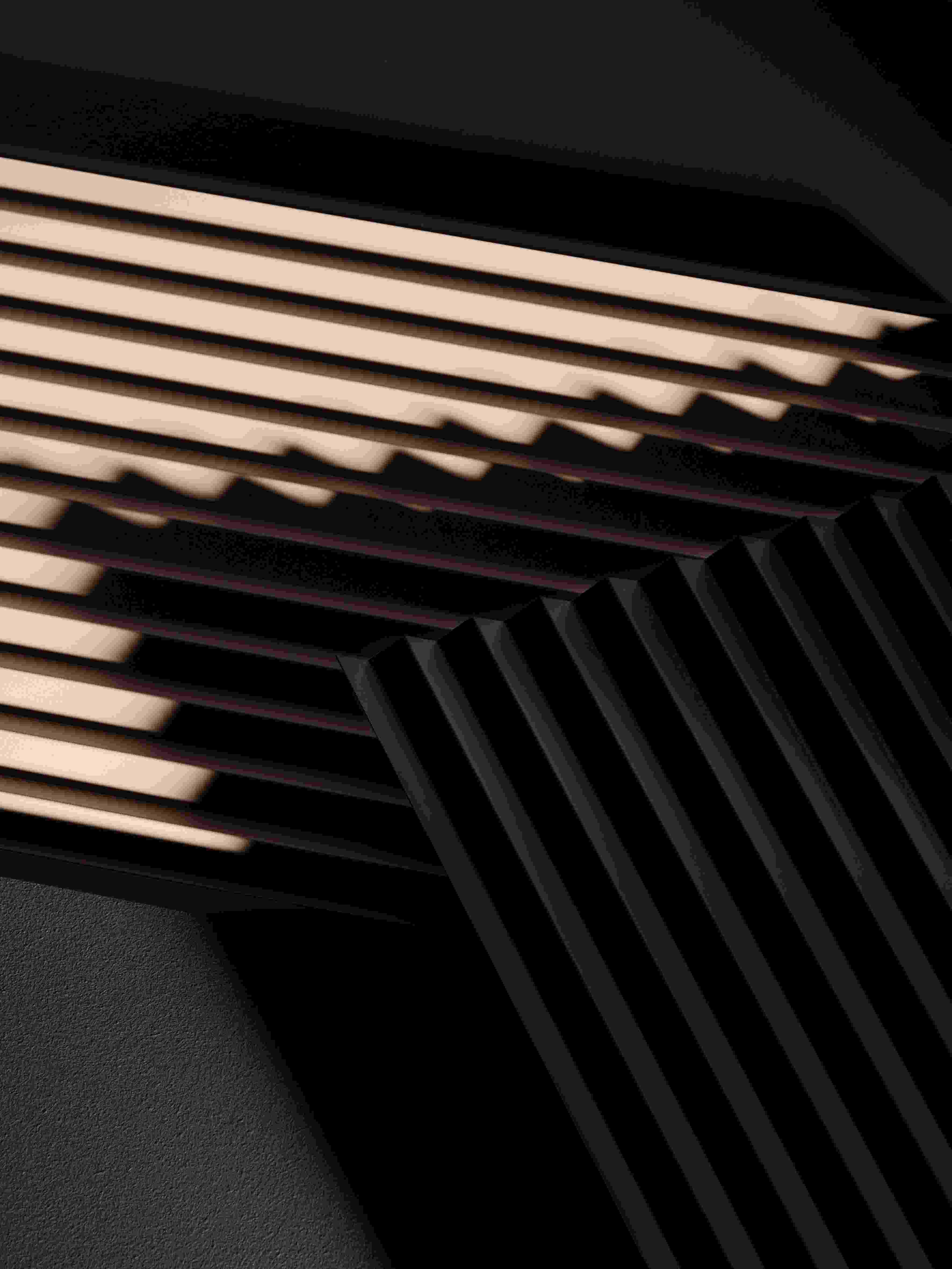 Detailaufnahme der Schönbuch Yoshi Schubablage M in Schwarz, modernes Möbeldesign mit Lamellenstruktur.