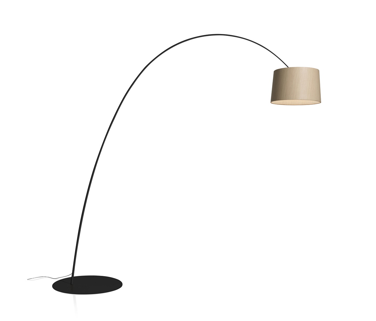 Twiggy Stehleuchte von Foscarini mit beigem Lampenschirm und schwarzem, gebogenem Lampenfuß.