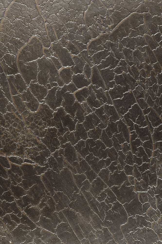 Detailaufnahme der Oberfläche des Ethnicraft Ellipse Beistelltischs in Umber mit markanter Rissoptik.