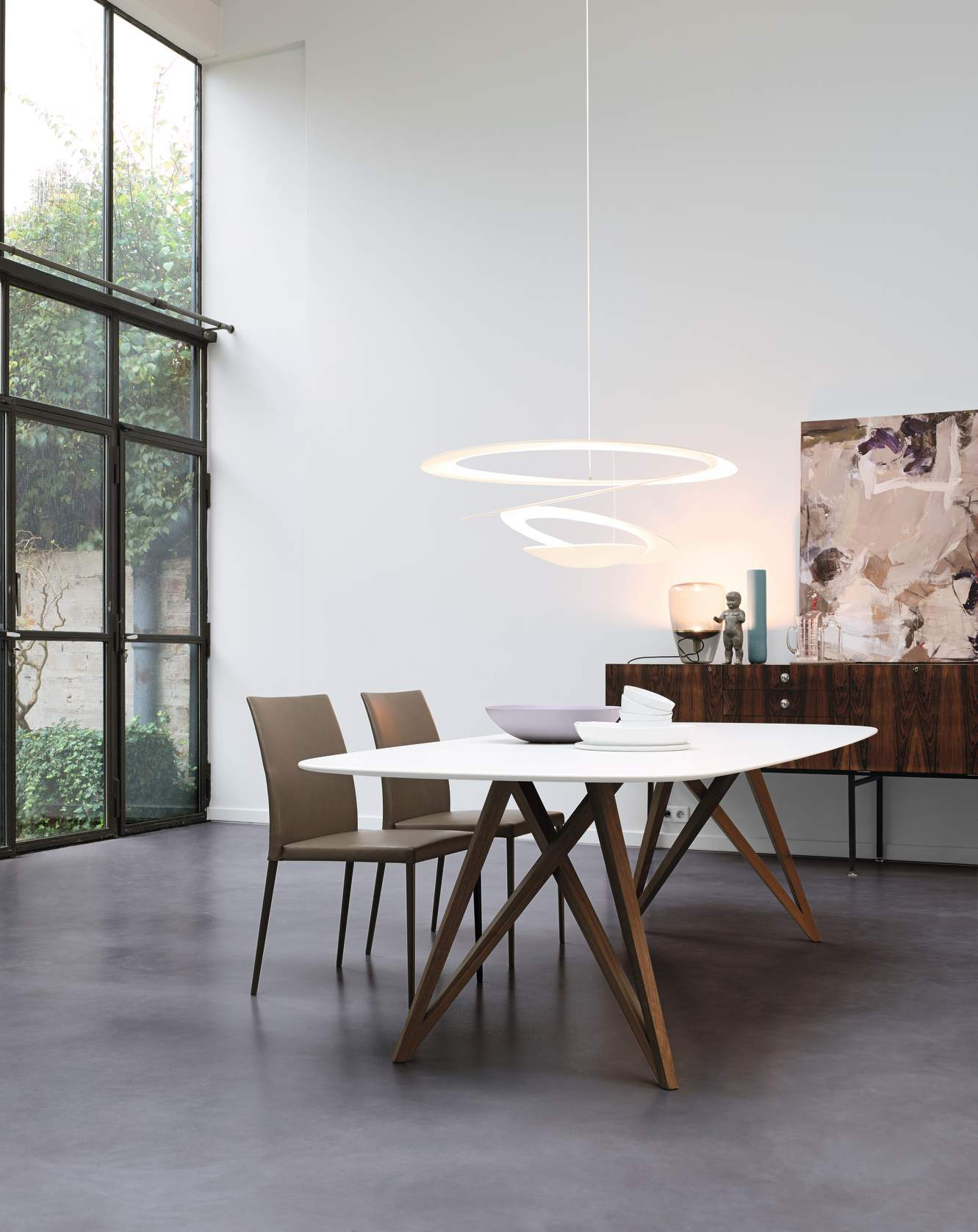 Moderner Seito Tisch von Walter Knoll mit Stühlen in einem hellen Esszimmer.