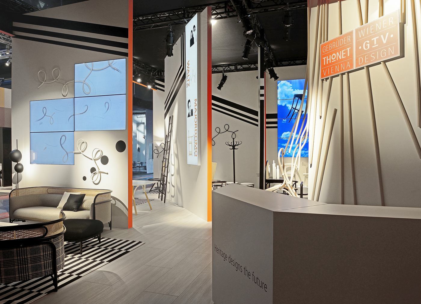 Ausstellungsstand mit Targa Sofa von Wiener GTV Design, Rattanmöbel und modernen Designelementen.