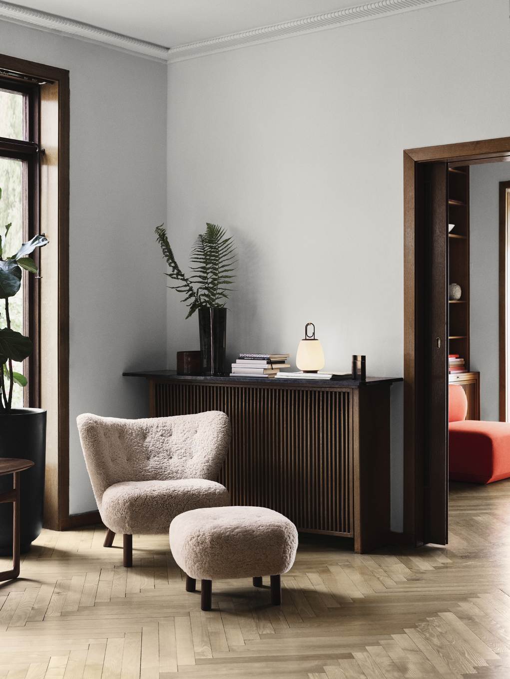 Little Petra Lounge Sessel mit Hocker von Andtradition in Moonlight und Walnuss, gemütliches Wohnzimmer.