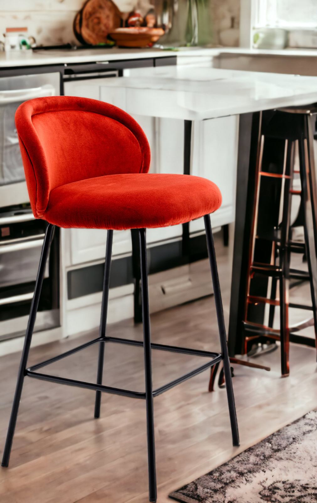 Roter Ona Counterstool Barhocker von Freifrau Manufaktur mit schwarzem Gestell für die Küche.