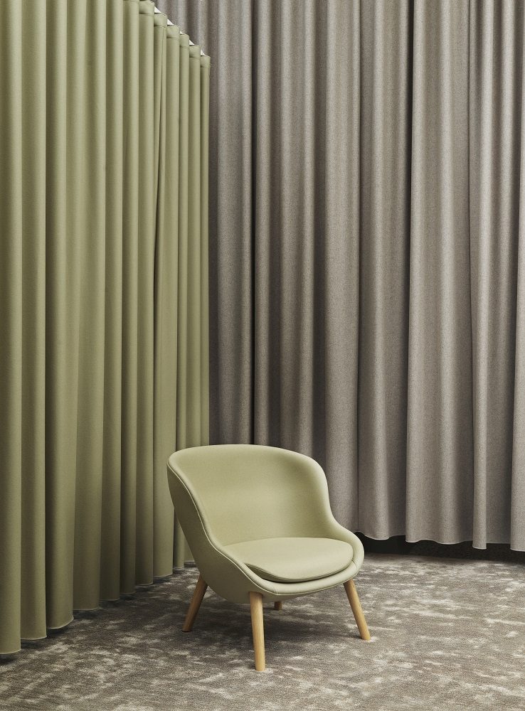 Hyg Lounge Chair von Normann Copenhagen in Grün, Sessel mit Holzbeinen.