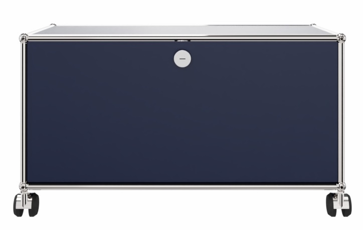 Stahlblaues USM Haller TV-Möbel mit Klapptür und Chromgestell auf Rollen für modernes Wohnzimmer.