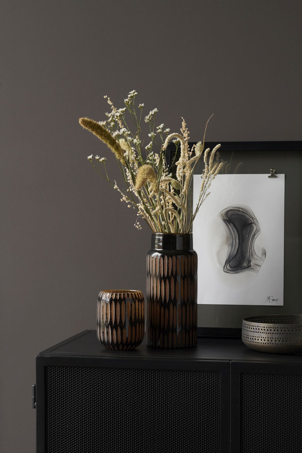 Dekorative Pimpri Glasvase von House Doctor mit Trockenblumen auf schwarzem Sideboard. Einzigartige Design Vase.