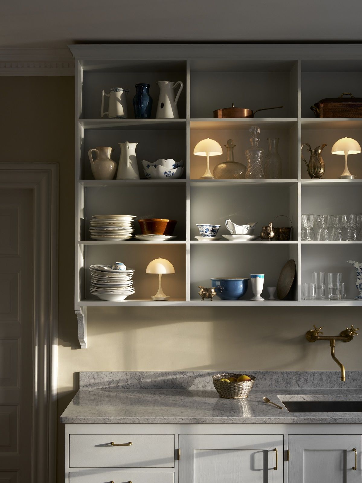 Panthella Tischleuchte von Louis Poulsen auf einem Regal, sanftes Licht, Indoor/Outdoor LED-Lampe.