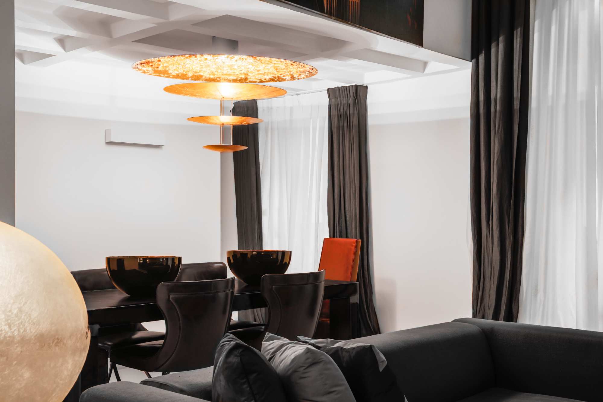 Macchina della Luce Hängeleuchte von Catellani & Smith über Esstisch, modernes Design, Innenbeleuchtung.