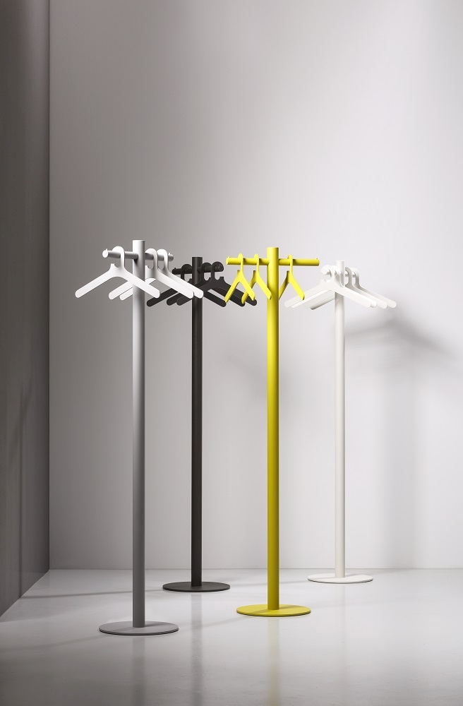 Cascando Garderobenständer: Vier farbige Stehgarderoben mit Kleiderbügeln in Weiß, Schwarz und Gelb. Moderner Garderobenständer für Büro und Zuhause.
