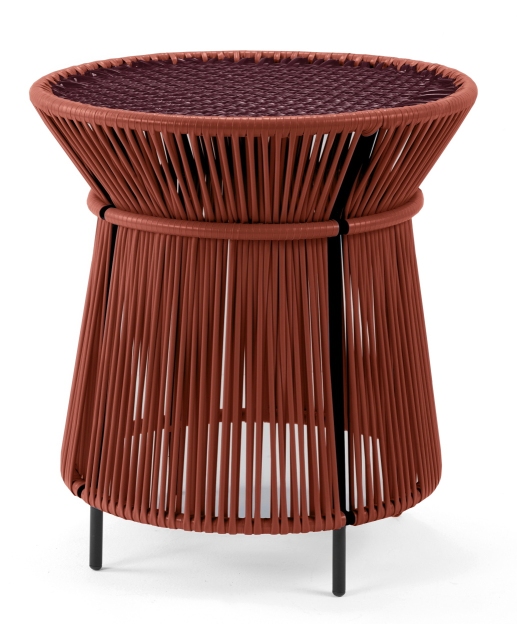 Brauner Ames Beistelltisch "Caribe Chic" für den Außenbereich mit geflochtener Oberfläche und schwarzen Beinen.