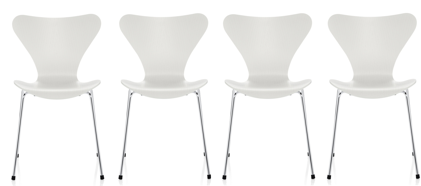 Vier weiße Siebener Stühle von Fritz Hansen aus Esche mit Chromgestell. Designklassiker.
