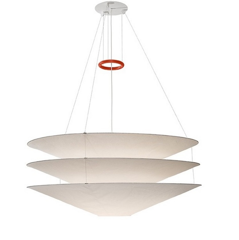 Floatation Suspension Pendelleuchte von Ingo Maurer: Hängelampe mit drei schwebenden, weißen Schirmen und rotem Akzent.