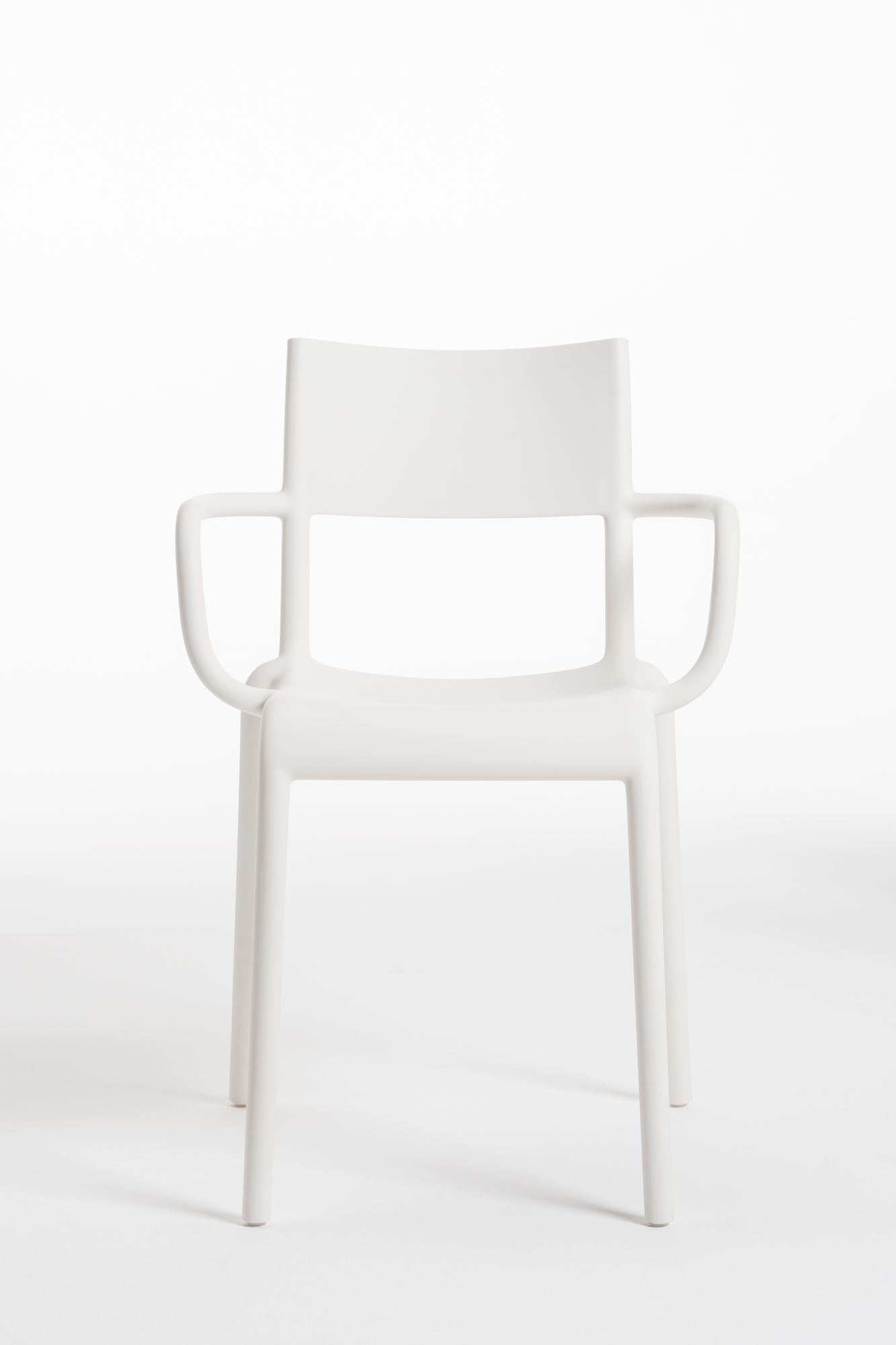 Weißer A-Armlehnstuhl im Kartell-Stil, moderner Kunststoffstuhl mit Armlehnen für Esszimmer und Wohnbereich.