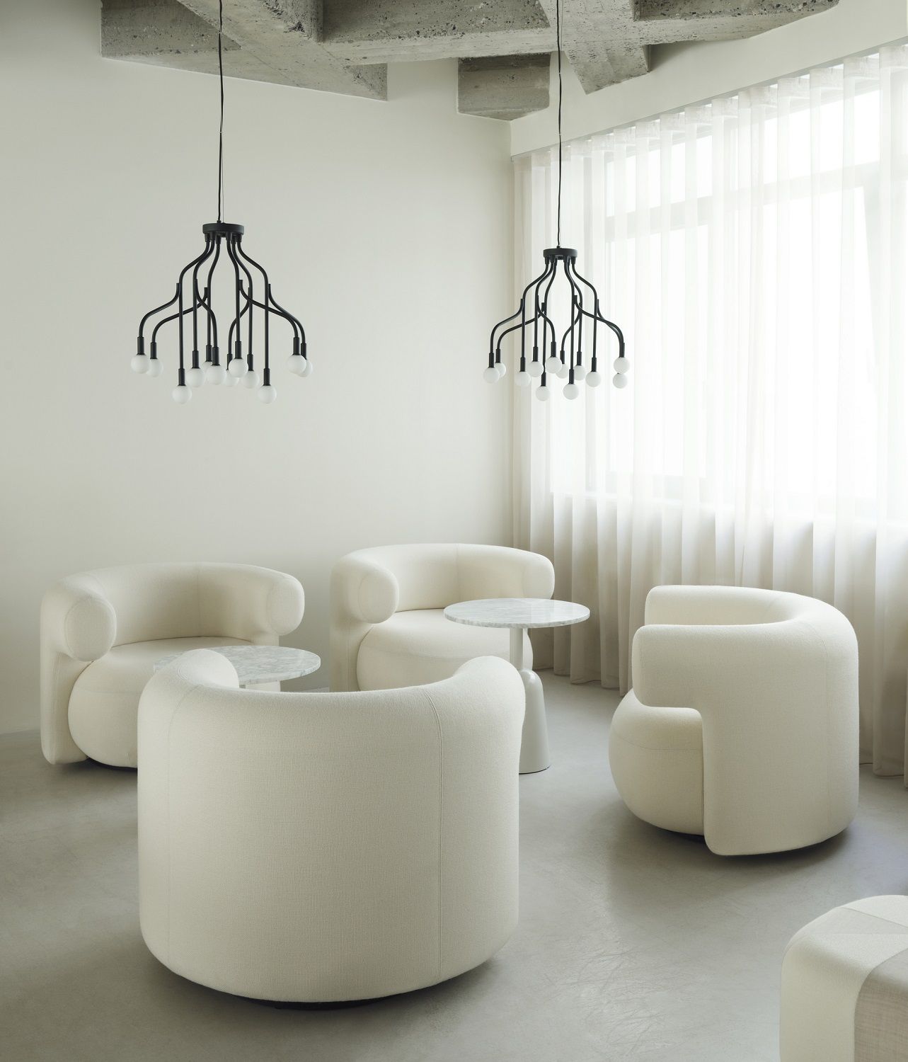 Beiger Burra Armchair Lounge Sessel von Normann Copenhagen in modernem Wohnzimmer mit Lampen.