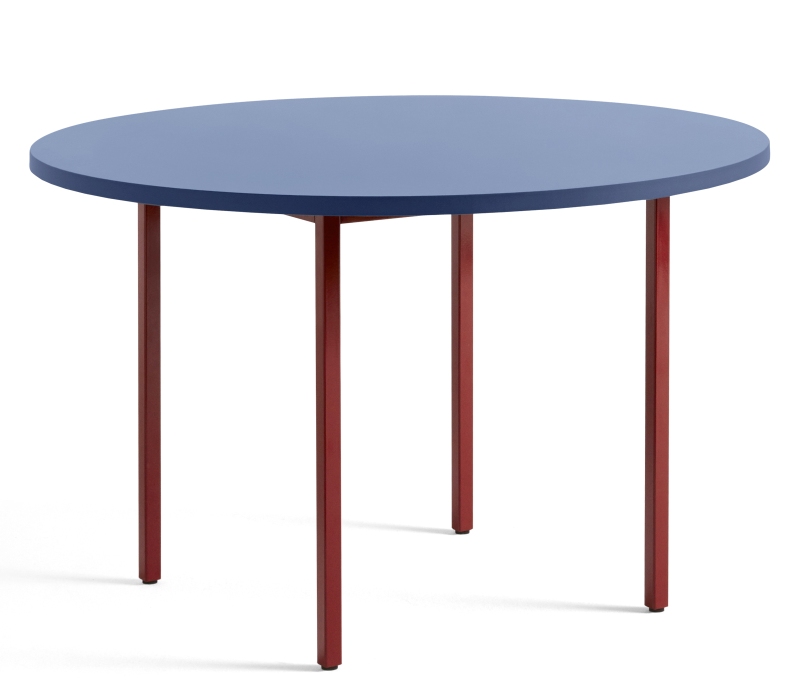 Hay Two Colour Table, runder Esstisch mit blauer Tischplatte und roten Beinen, 105 cm Durchmesser.