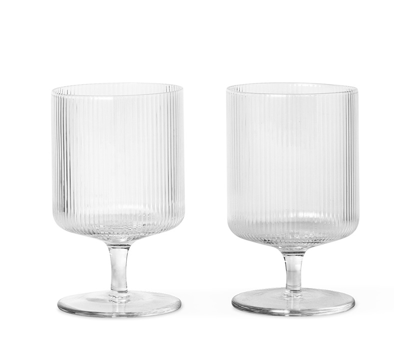 Zwei gerippte Ripple Weingläser von Ferm Living, elegante Glaswaren für Wein und andere Getränke.