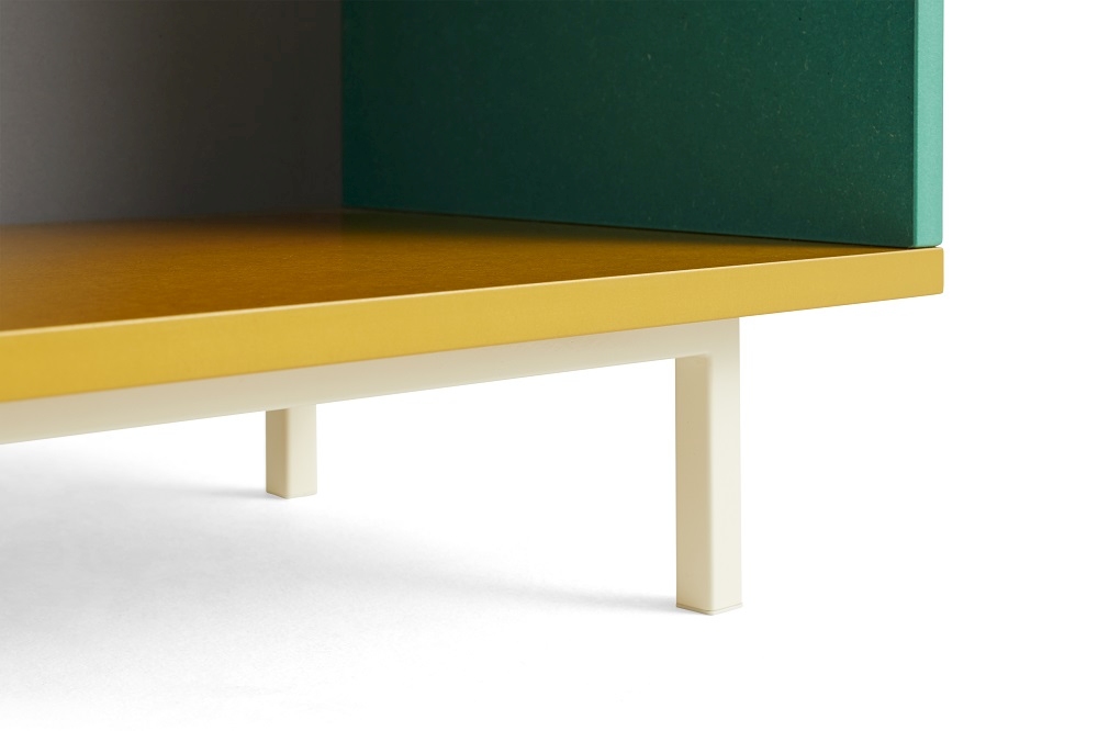 Detailaufnahme des Colour Cabinet S Schranks von Hay in Multi mit gelber Ablage.