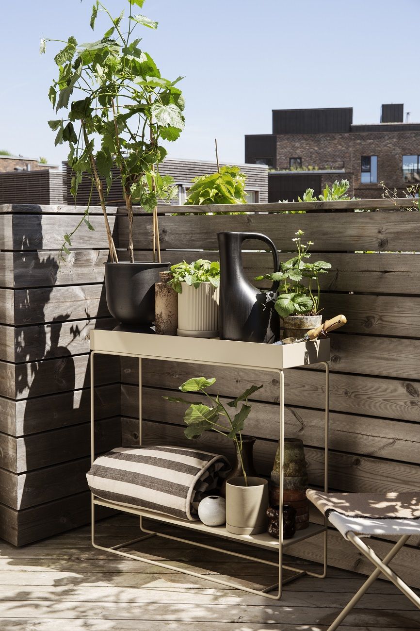 Ferm Living Plant Box mit zwei Ebenen, beige, mit Pflanzen, Gießkanne und Dekoration.