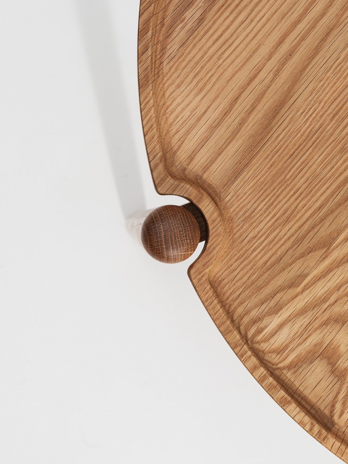 Detailaufnahme: Aria Table Beistelltisch von Design House Stockholm, Holzplatte und Bein.