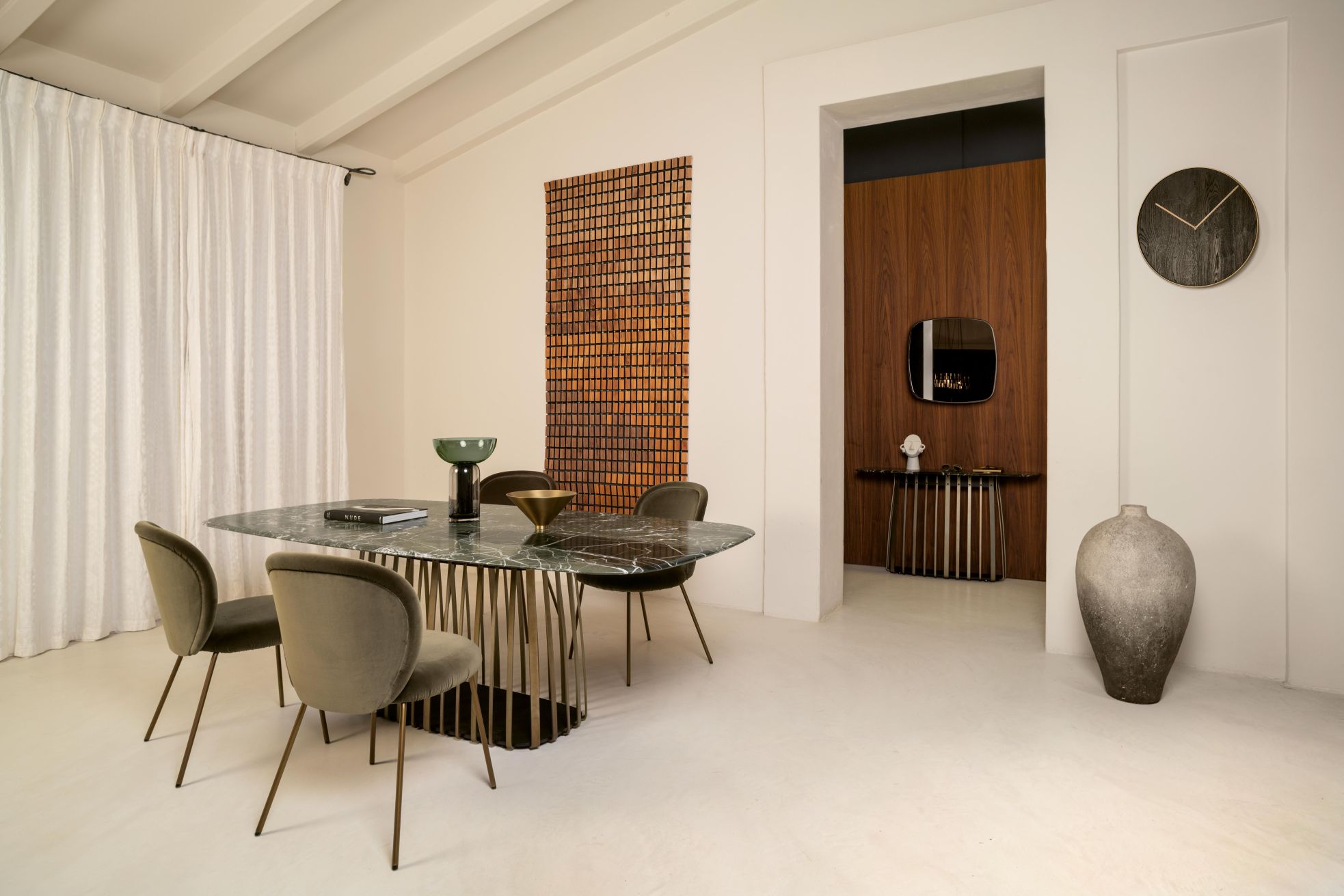 BC 07 Basket Tisch mit Steinplatte und Messinggestell von Janua in modernem Esszimmer.