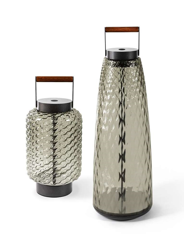 Zwei Cassina Ficupala Outdoor Akkuleuchten in unterschiedlichen Größen und Formen aus Glas.