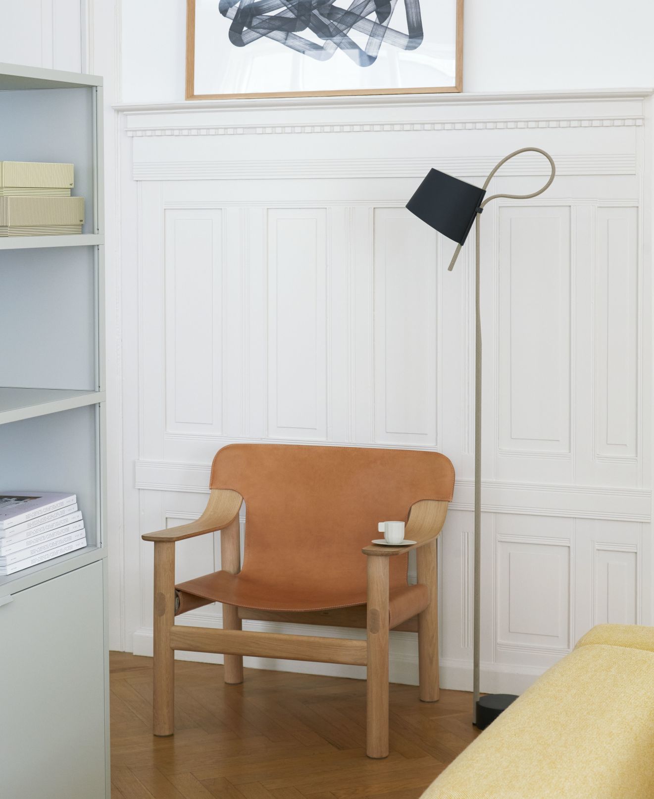 Bernard Chair Sessel von Hay: Massivholz Eiche mit brandyfarbenem Lederbezug und Kaffeetasse.