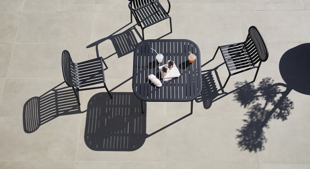 Draufsicht auf Petite Friture Week-End Stühle und Tisch in Jadegrün, modernes Gartenmöbel-Set für den Außenbereich.