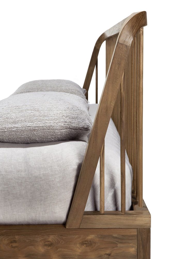 Detailaufnahme des Spindle Bettes aus Teakholz mit Lattenrost und Kissen. Massivholzbett im Schlafzimmer.