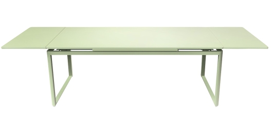 Ausgezogener Biarritz Tisch von Fermob in Hellgrün, ideal für Garten und Terrasse.
