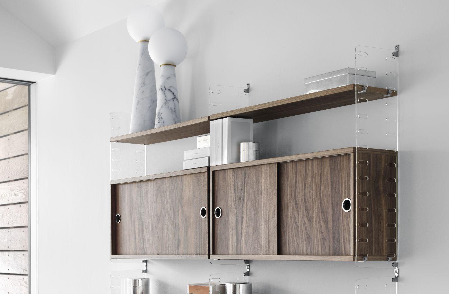 String Furniture Schrankelement mit Schiebetüren in Walnuss, Teil des modularen Regalsystems.