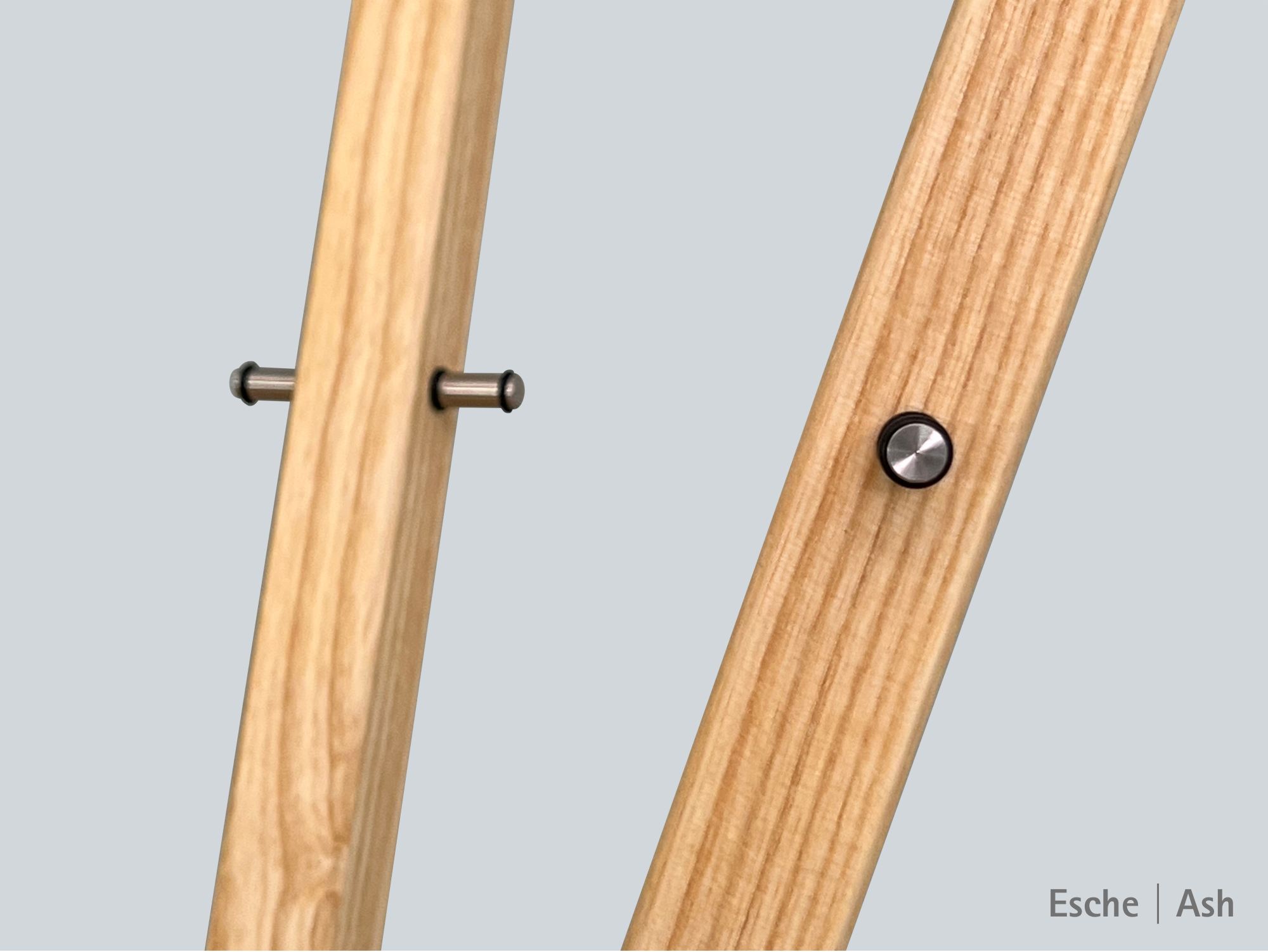 Detailaufnahme: Hölzerne Stäbe des Keilbach Design Marilyn Garderobenständers mit Metallverbindungen. Garderobe aus Esche.