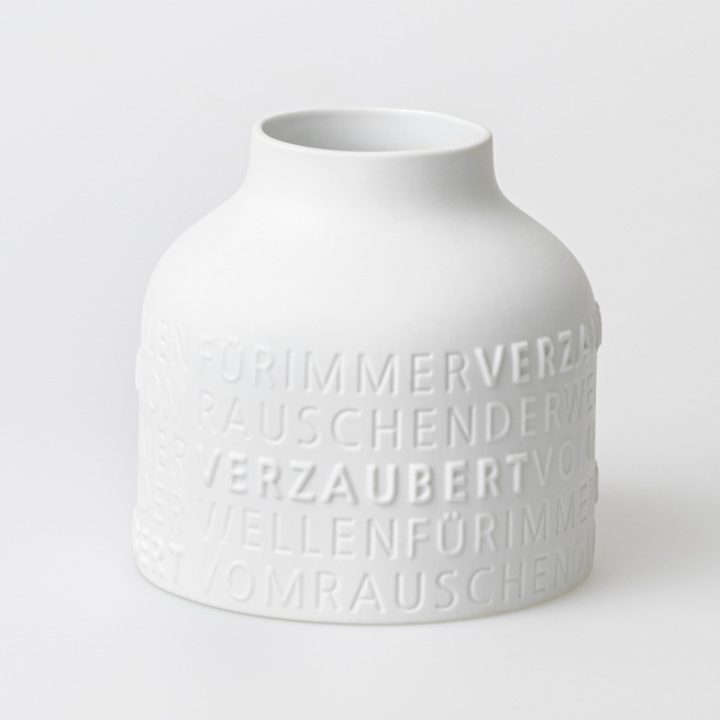 Nahaufnahme der weißen "Für immer verzaubert" Vase von Räder, ein dekoratives Einzelstück mit eingeprägten Wörtern.