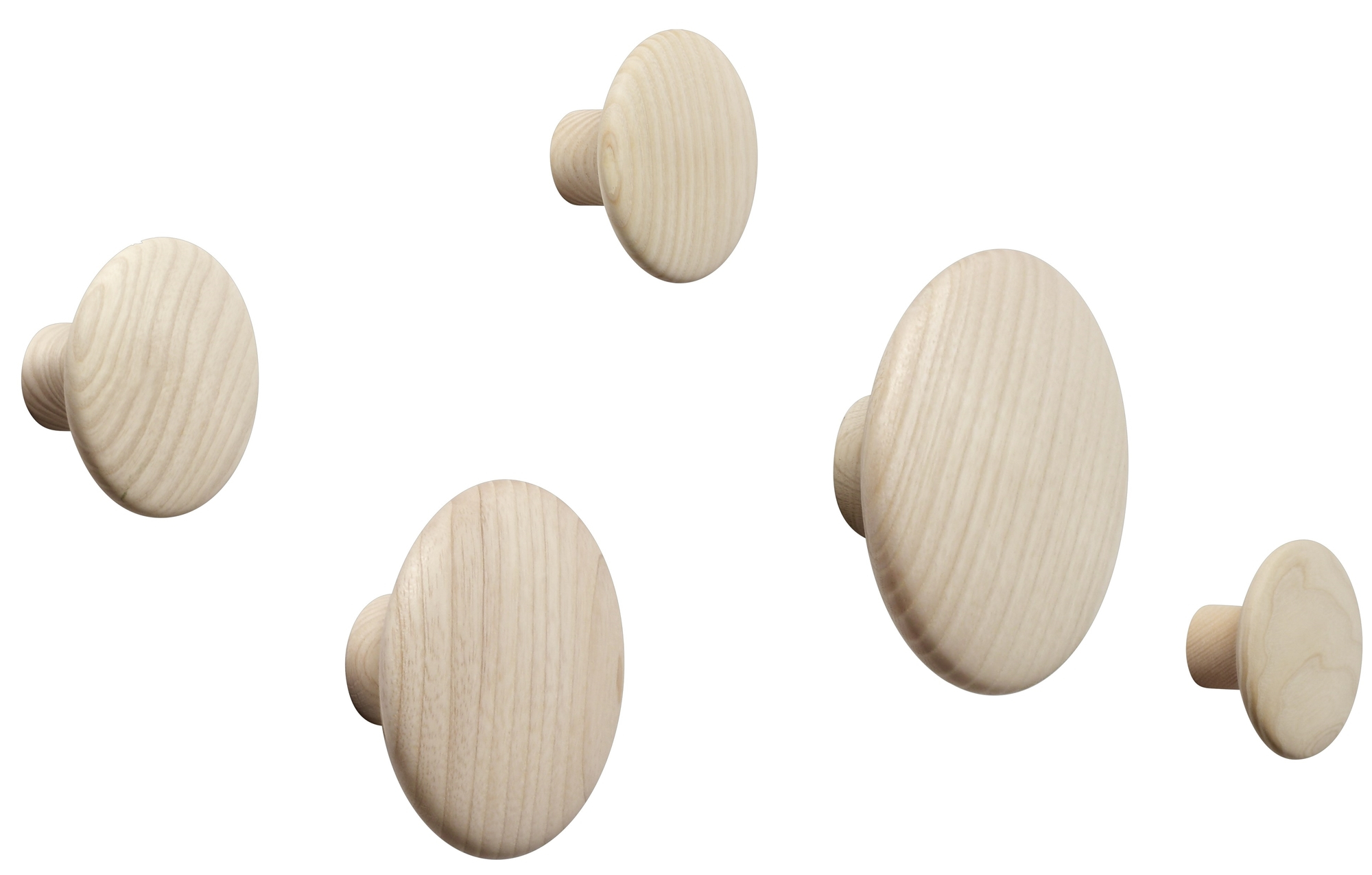 Fünf runde, helle Holz-Garderobenhaken "The Dots" von Muuto, freigestellt auf weißem Hintergrund.