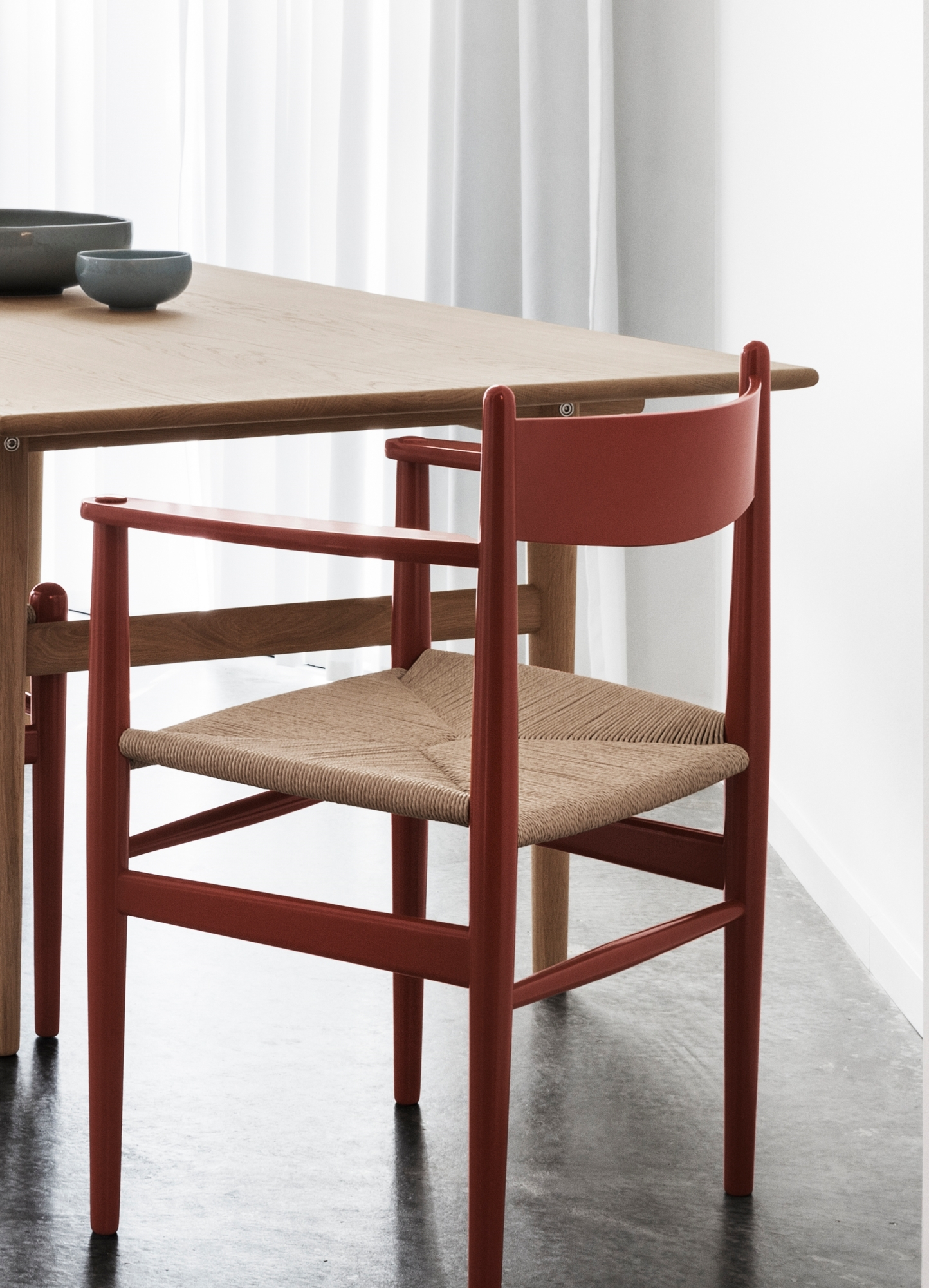 CH37 Stuhl von Carl Hansen & Søn, Buche rot, Sitzfläche Naturgeflecht. Designklassiker.