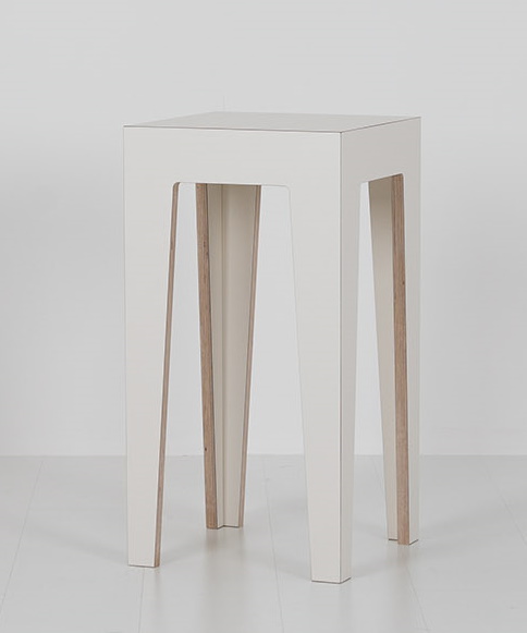 HUGO Barhocker: Moderner, weißer Hocker mit quadratischer Sitzfläche und minimalistischem Design für Küche oder Bar.