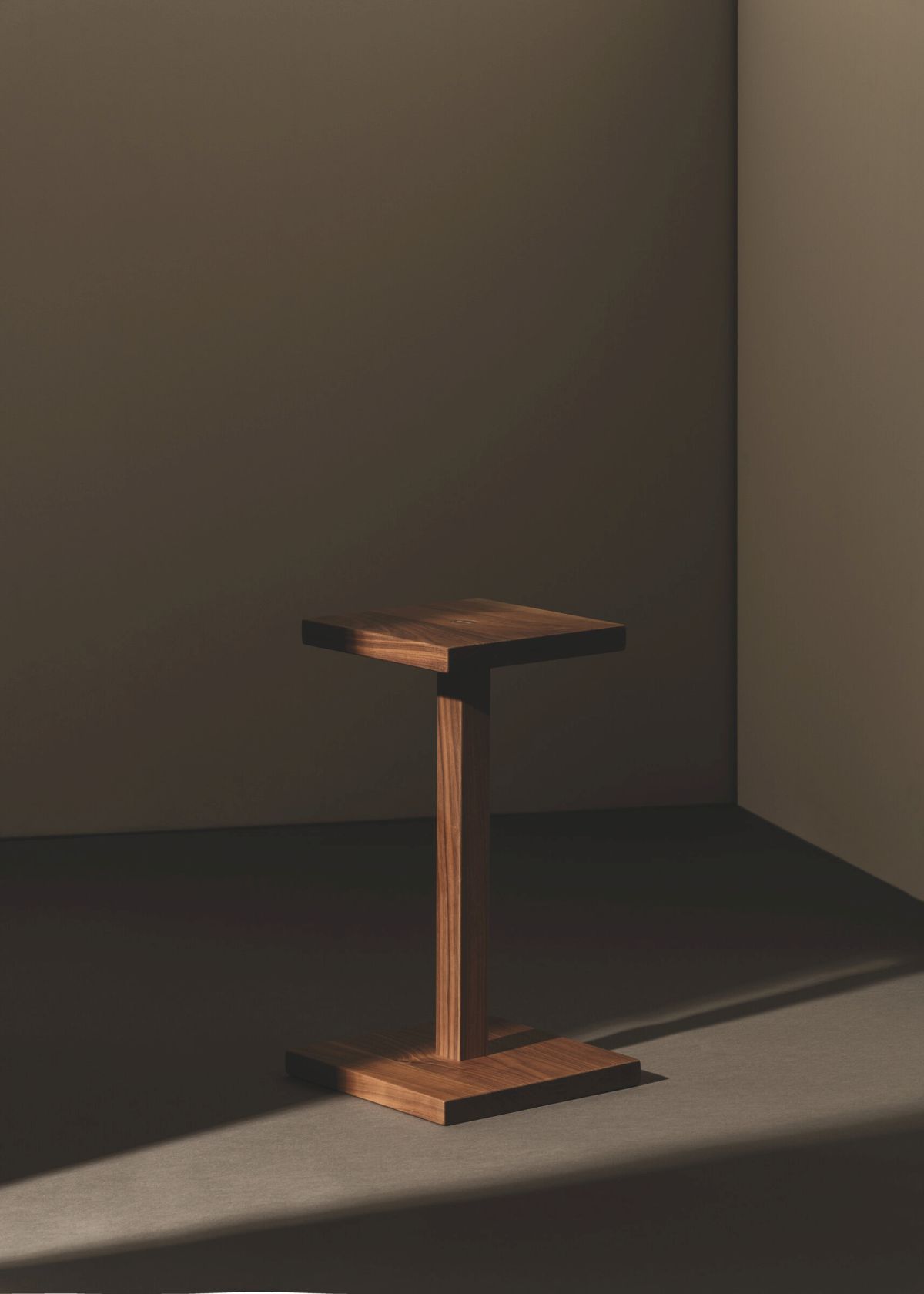 Peana Molina Beistelltisch aus Holz, quadratische Tischplatte und Basis, minimalistisches Design.