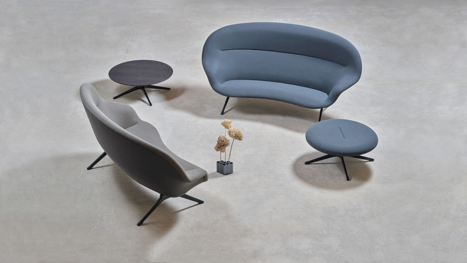 Abalon Table Couchtisch von Vitra mit Sessel, Sofa und Hocker in grau und blau.