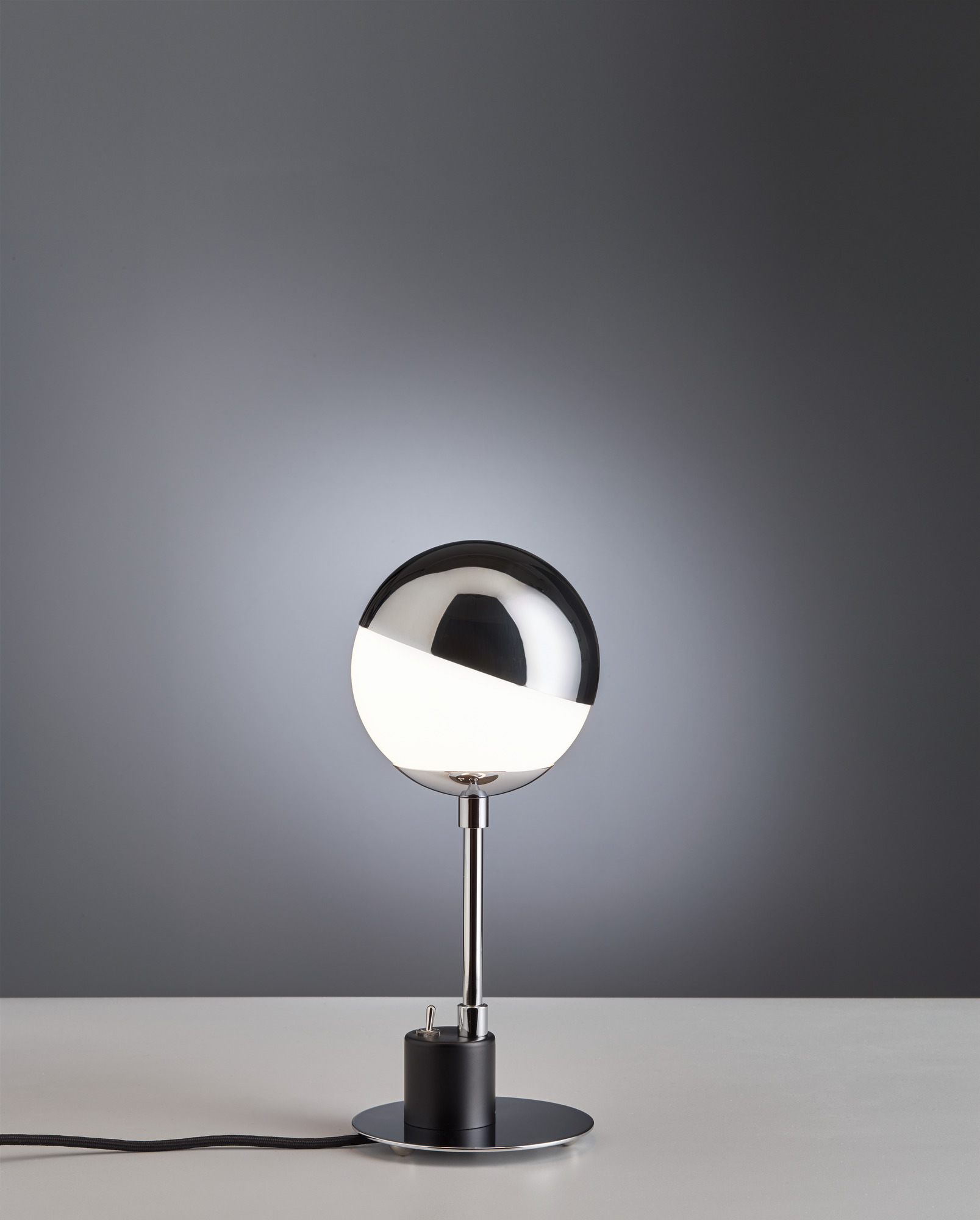 SF 28 Tischleuchte von Tecnolumen: Moderne Halbkugel-Lampe aus Chrom und Schwarz für stilvolle Beleuchtung.