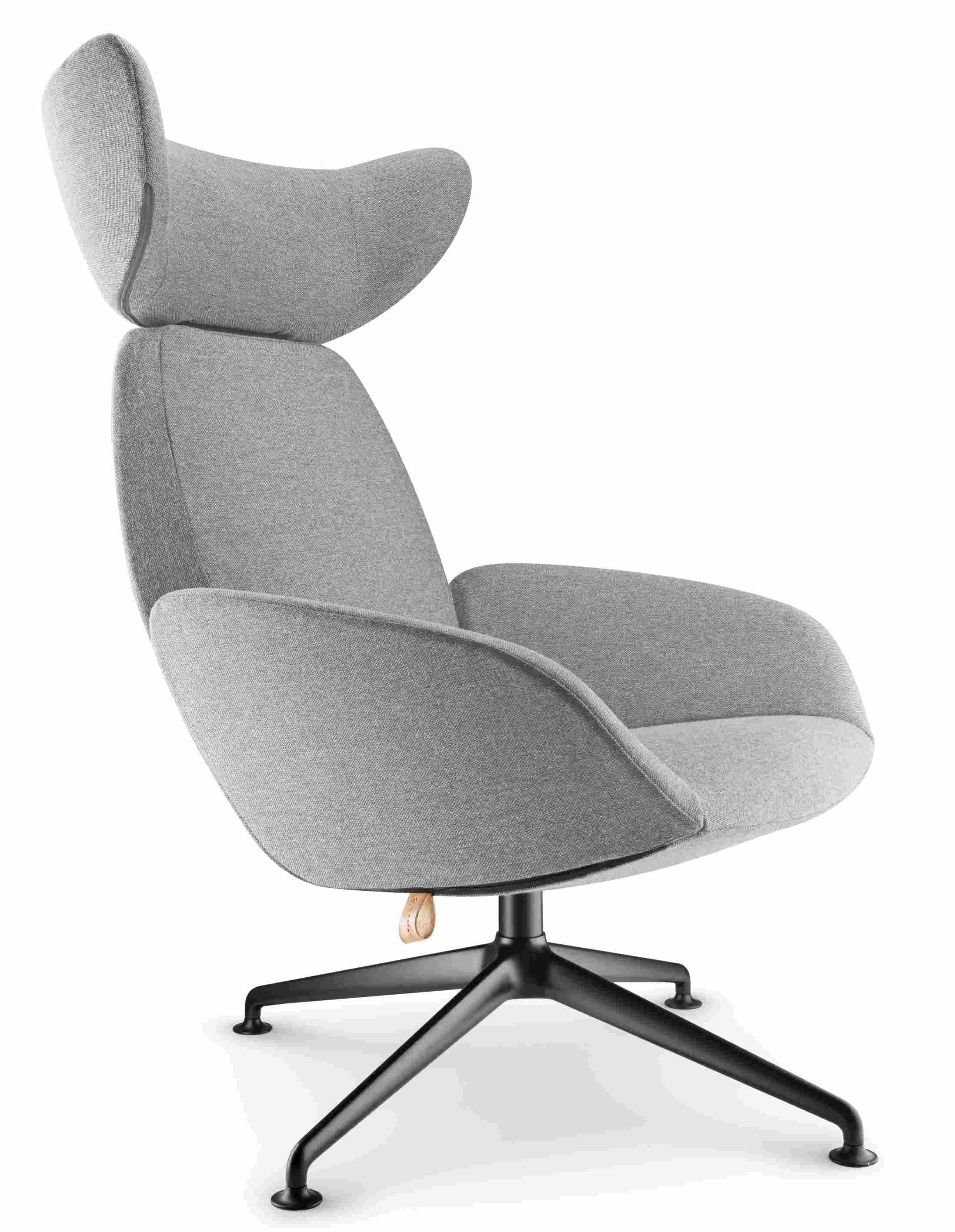 Grauer Laze Sessel von Eva Solo mit hoher Rückenlehne und schwarzem Fußkreuz.