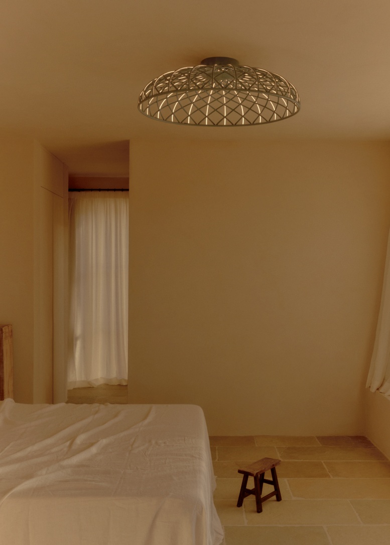 Skynest Deckenleuchte von Flos im Schlafzimmer: Moderne Hängeleuchte mit filigranem, offenem Design.