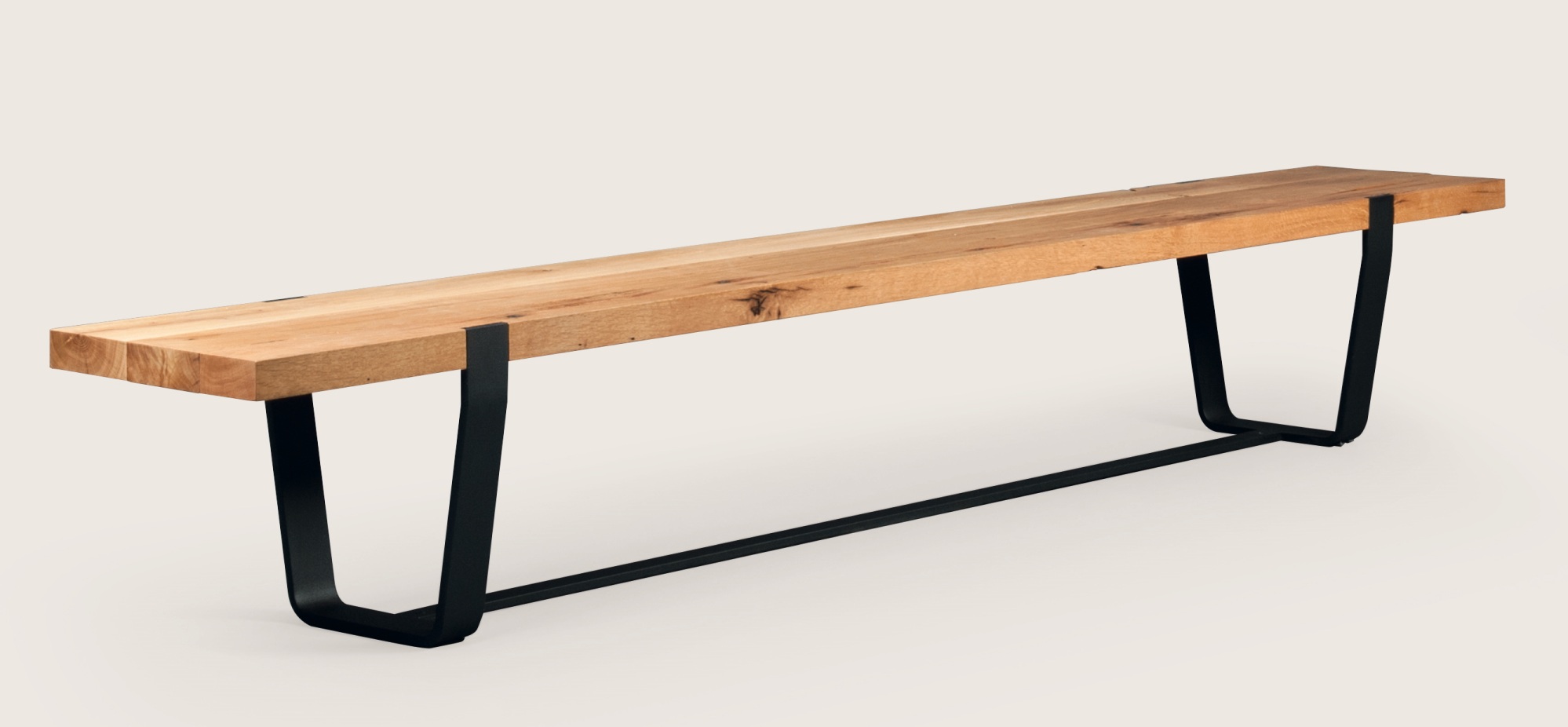 BB 12 Clamp Bank aus Nussbaumholz mit schwarzem Metallgestell, moderne Sitzbank für Esszimmer.