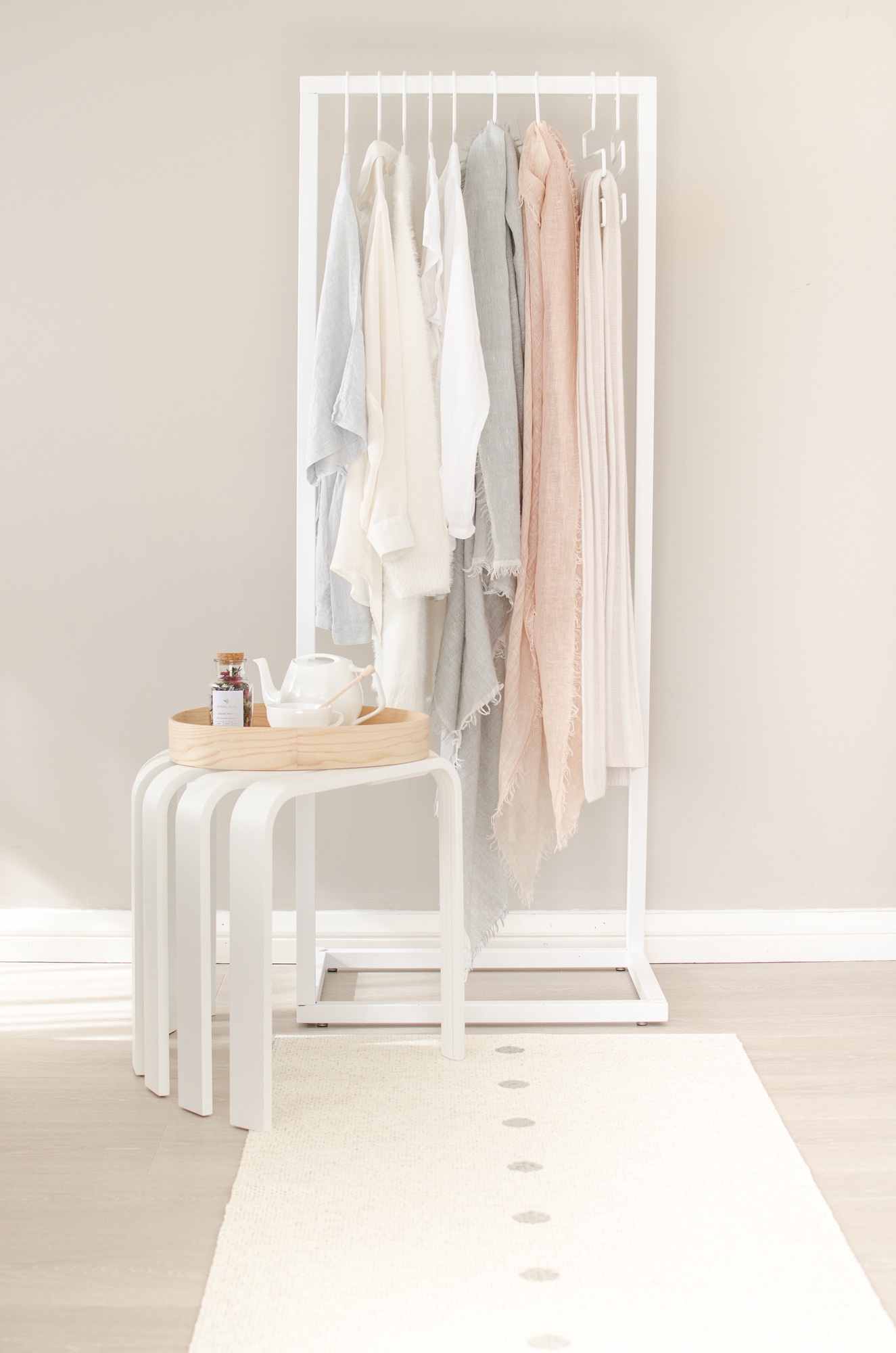 Pappelina Teppich: Weißer Kunststoffteppich 70x280 cm mit Punktmuster in hellem Raum.