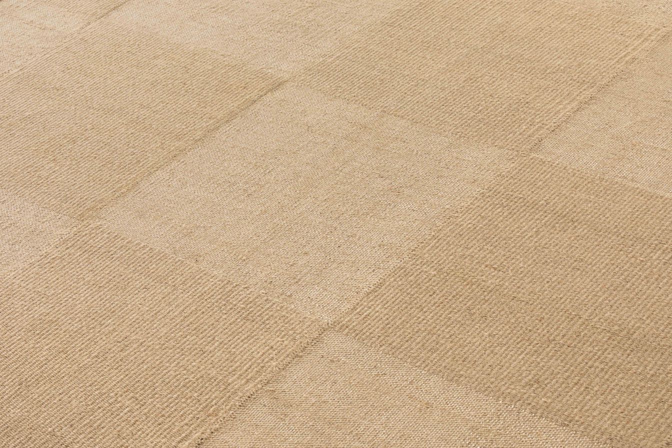 Detailaufnahme des Roots Teppichs von Gan, beigefarben mit quadratischem Muster, Textur sichtbar.