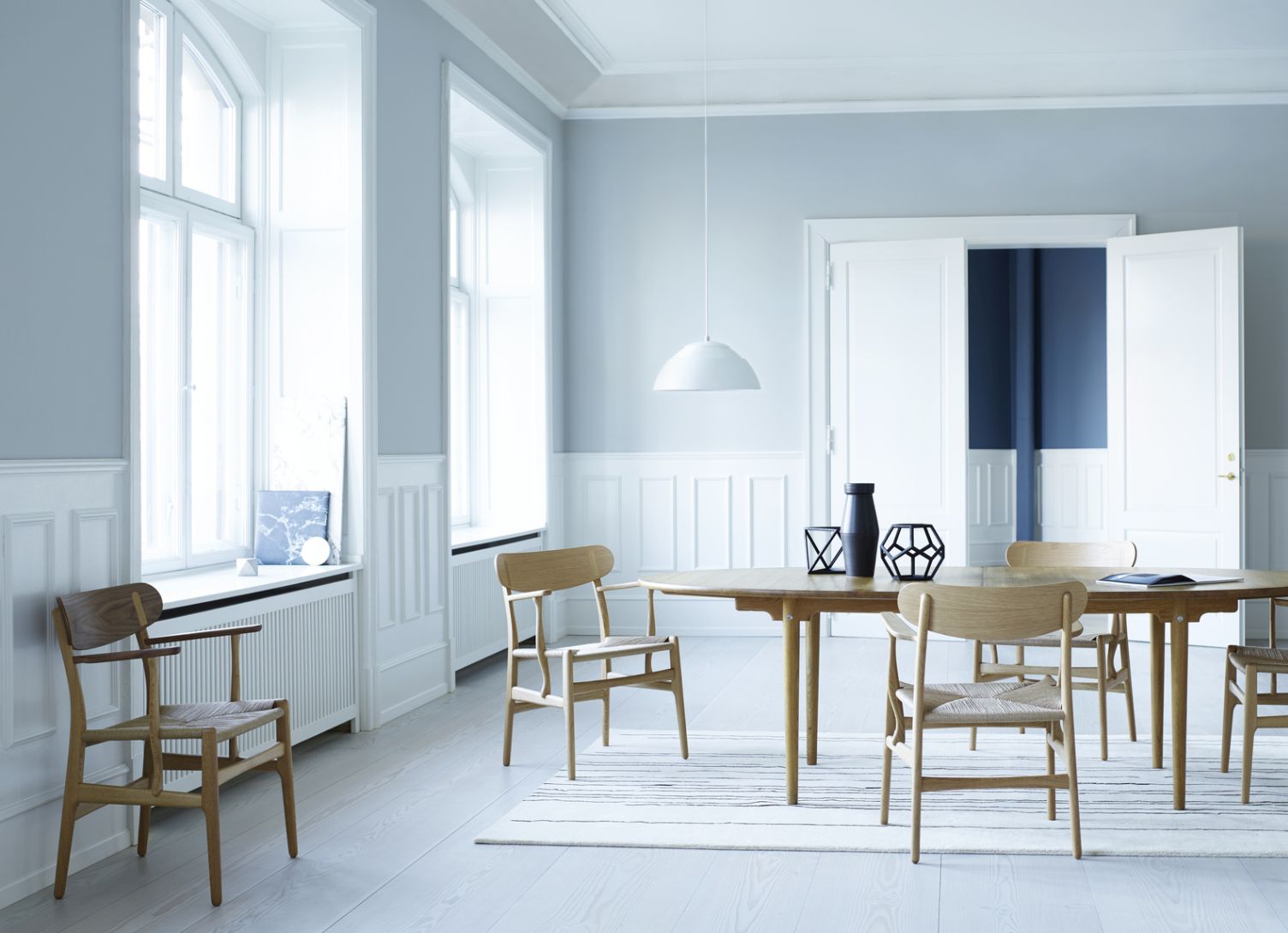 CH339 Esstisch von Carl Hansen & Søn, ausziehbar, mit Holzstühlen in hellem, modernem Esszimmer.